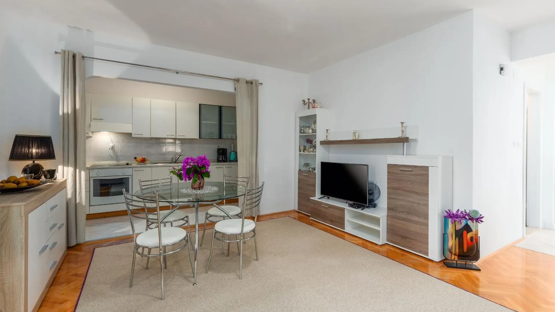 Apartment Enny Fuer 2 Personen In Porec, Nur 300M Vom Strand, 10 Gehminuten Vom Zentrum Entfernt,